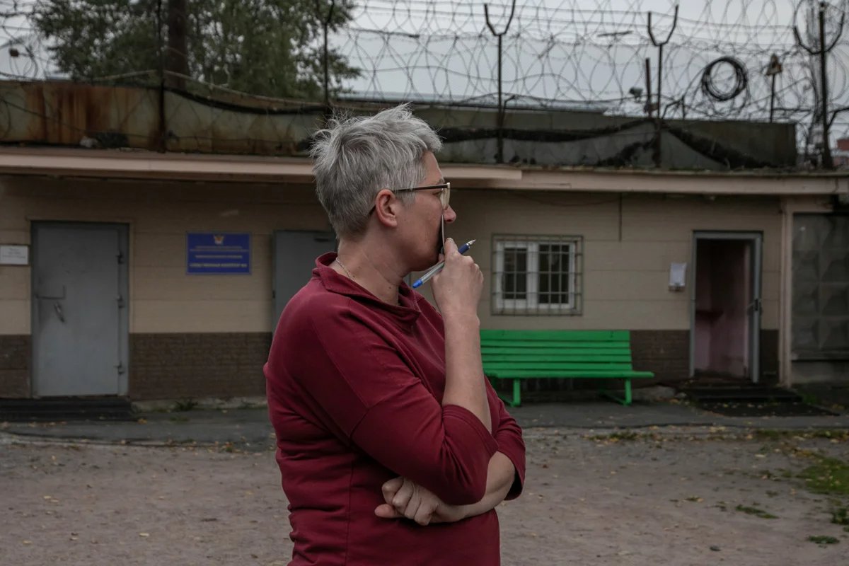 Tatyana Balazeykina near the detention centre. Photo: Dmitry Tsyganov