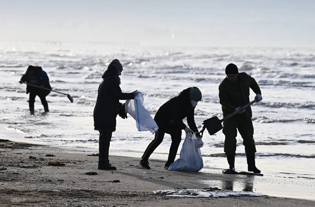 Volunteers collect sand drenched in oil after the Black Sea oil spill, Anapa, Russia, 21 December 2024. Photo: Sergey Pivovarov / Reuters / Scanpix / LETA