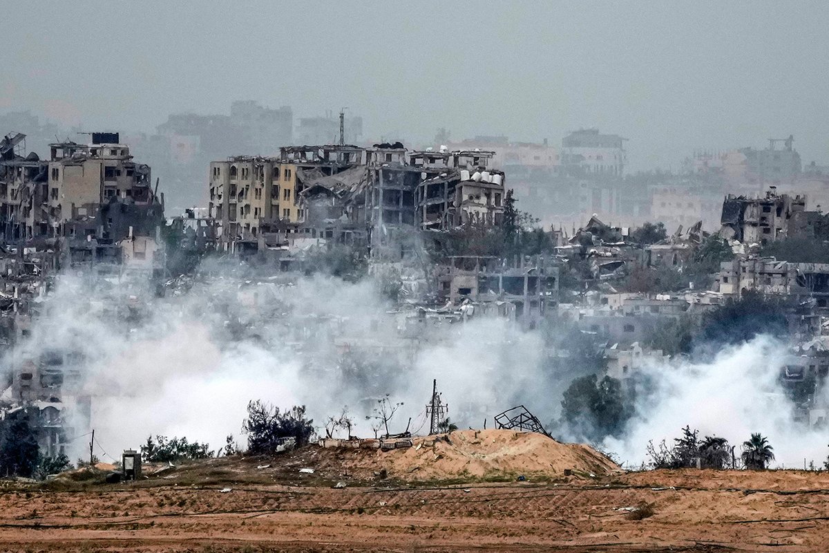 Дым поднимается над Бейт-Хануном на севере сектора Газа после израильского авиаудара 22 ноября 2023 г. Фото: Christopher Furlong / Getty Images