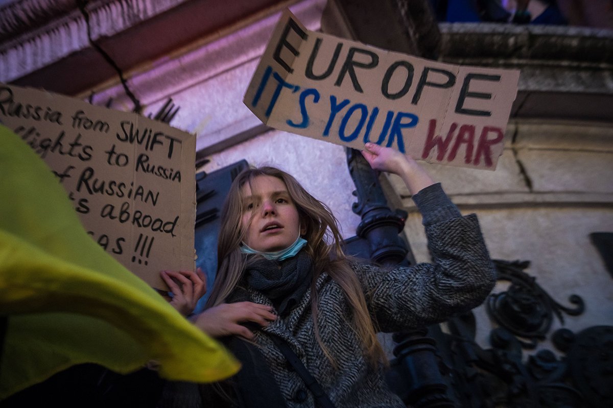 Протестующая держит плакат с надписью «Европа, это ваша война», выражая свою поддержку Украине после российского вторжения. Париж, Франция, 24 февраля 2022 года. Фото: Christophe Petit Tesson / EPA-EFE