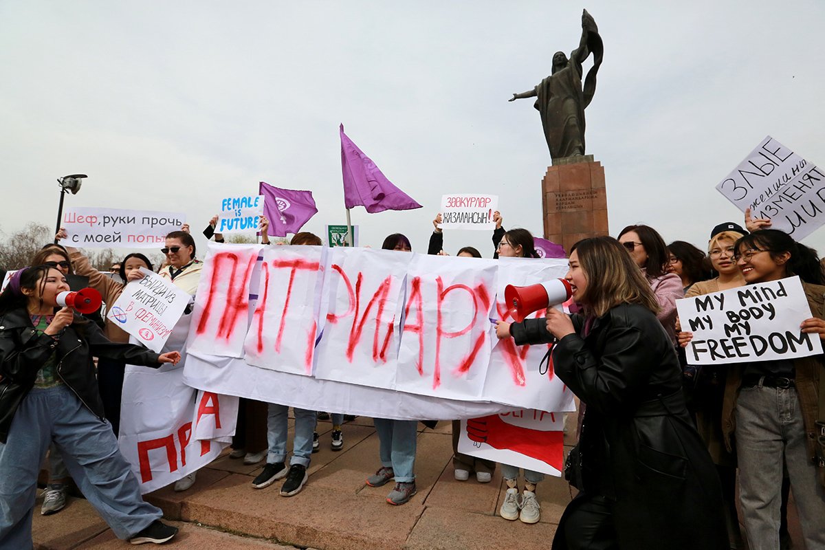 Активистки женского движения FEMEN 8/365 во время митинга в Международный женский день у памятника борцам революции в Бишкеке, Кыргызстан, 8 марта 2023 года. Фото: Игорь Коваленко / EPA-EFE