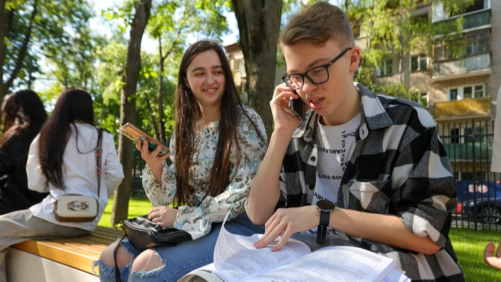 Единый госэкзамен политизируется — как и другие сферы жизни в России. Одна из тем сочинения ЕГЭ по русскому языку в этом году касалась защиты Родины. Как она звучала?