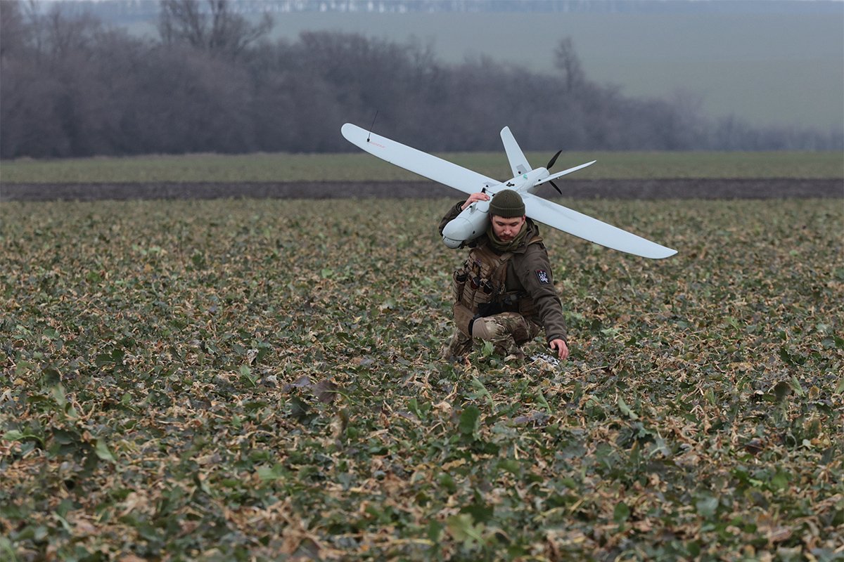 Украинский военнослужащий несет беспилотник украинского производства «Лелека-100», 15 февраля 2024 года. Фото: Катерина Клочкко / EPA-EFE