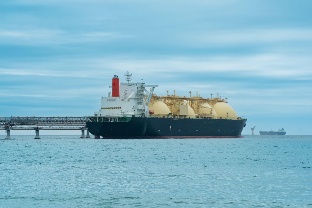 Tanker LNG při nakládání na pobřežním terminálu zkapalněného zemního plynu. Foto: Evgeny Kharitonov / Alamy / Vida Press