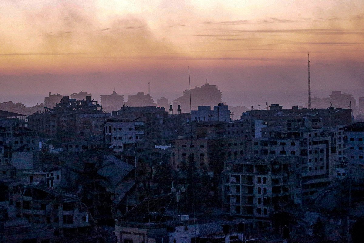 Дым поднимается после израильских авиаударов в северной части сектора Газа, 05 ноября 2023 г. Фото: Mohammed Saber / EPA