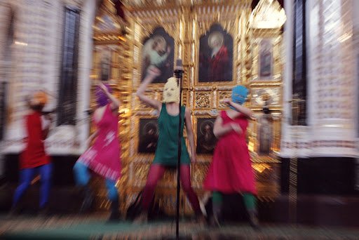 «Панк-молебен» в храме Христа Спасителя «Богородица, Путина прогони», 2012 год. Фото:  a-pesni.org