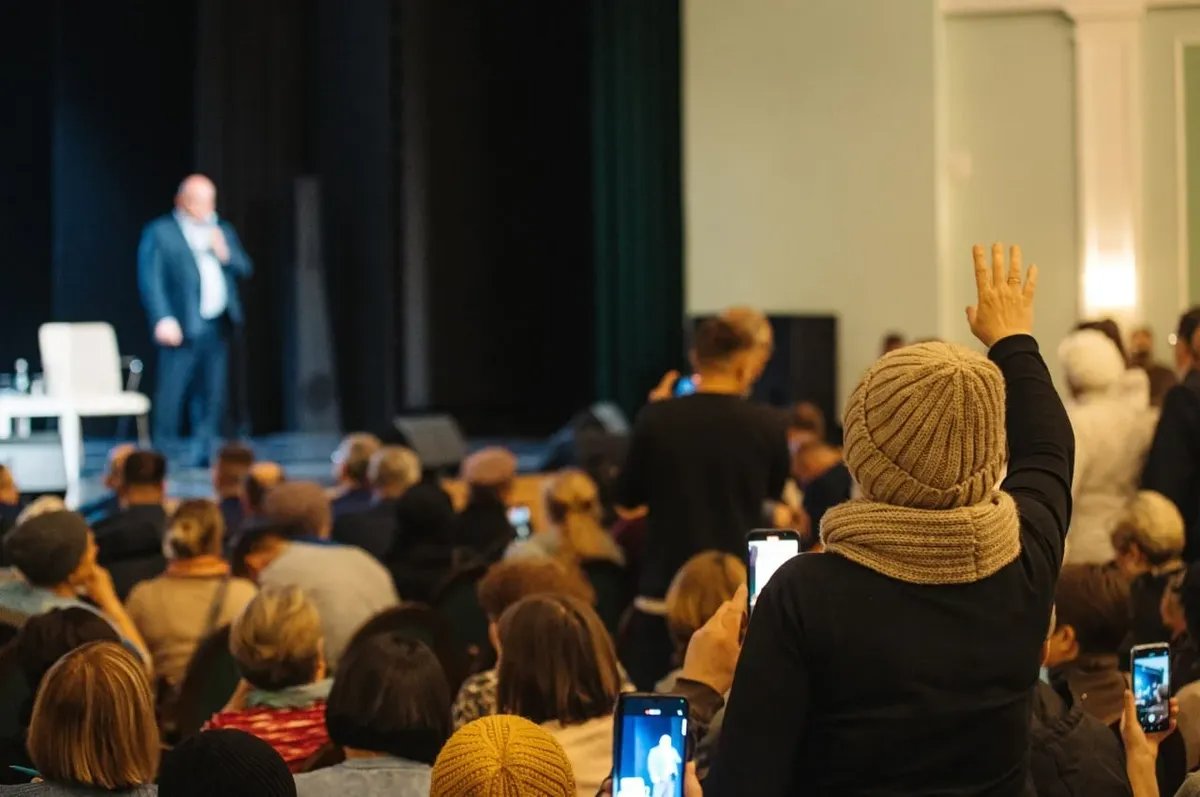 Alexey Smirnov holds a meeting with displaced Kursk region residents. Photo: Alexey Smirnov / Telegram