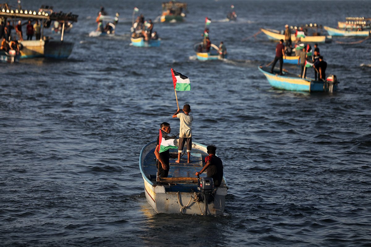 Палестинцы участвуют в митинге в морском порту города Газа, требуя права на получение газа из морских месторождений в восточном Средиземноморье и снятия блокады, 13 сентября 2022 года. Фото: Majdi Fathi / NurPhoto / Getty Images