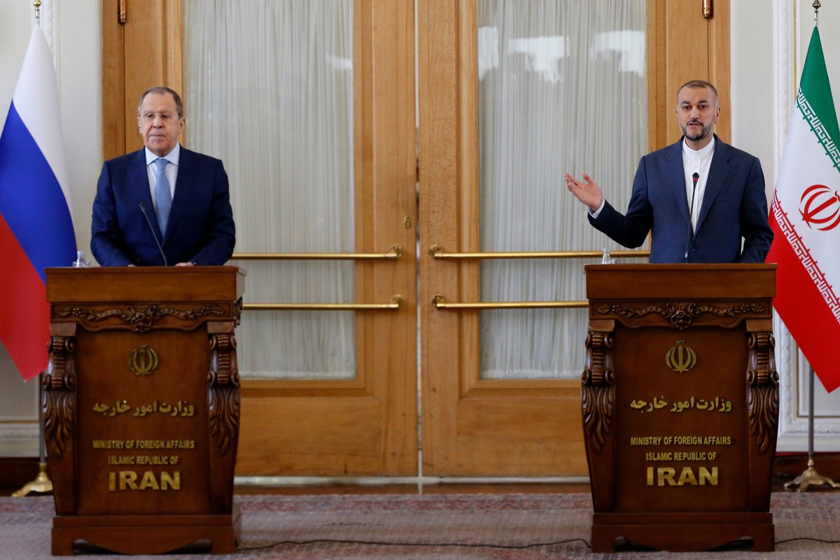 Министр иностранных дел Ирана Хоссейн Амир-Абдулахиан (справа) и Сергей Лавров (слева) во время совместной пресс-конференции в Тегеране, Иран, 23 июня 2022 года. Фото: Abedin Taherkemareh / EPA-EFE