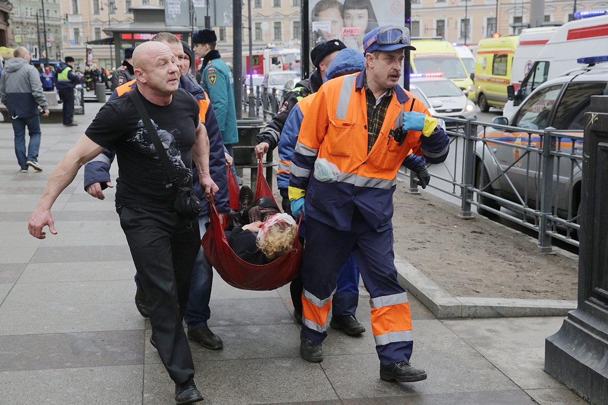 Российские спасатели выносят пострадавшего в результате взрыва на станции метро «Технологический институт» в Санкт-Петербурге, Россия, 3 апреля 2017 года. Фото: Антон Ваганов/EPA
