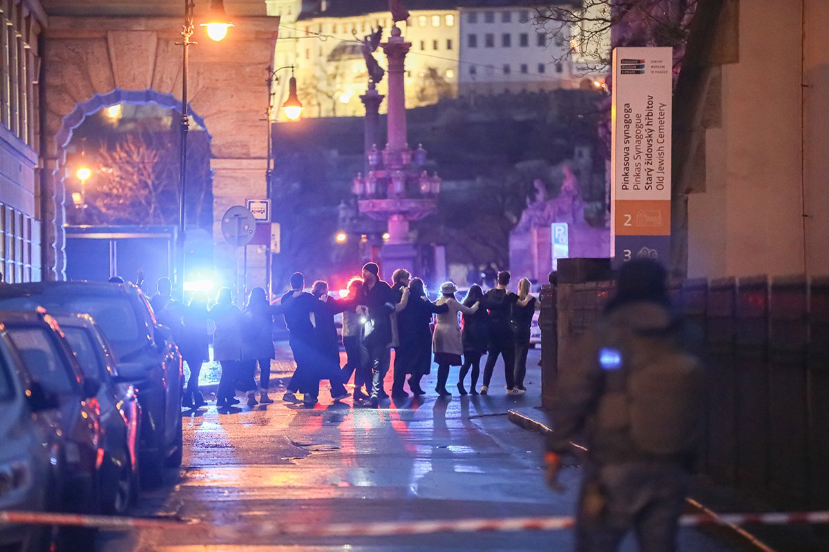 Студенты Карлова университета эвакуируются полицией с места стрельбы 21 декабря 2023 года в Праге. Фото: Gabriel Kuchta / Getty Images