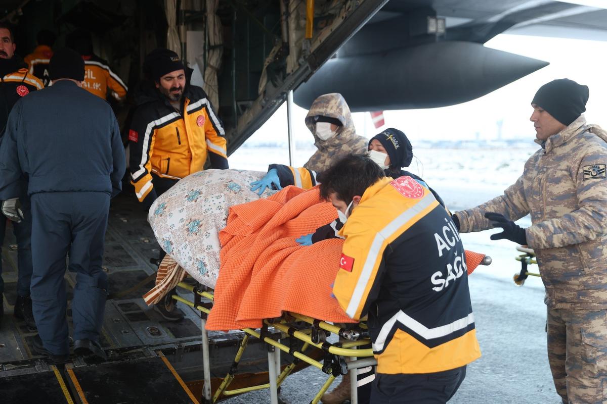Извлеченные из-под завалов люди в аэропорту Ататюрк. Фото: Kadir Kemal Behar / Anadolu Agency / Getty Images