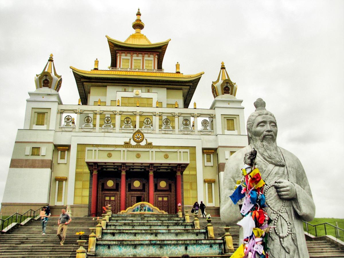Крупнейший буддийский храм в Европа «Золотая обитель Будды Шакьямуни». Фото: Wikimedia