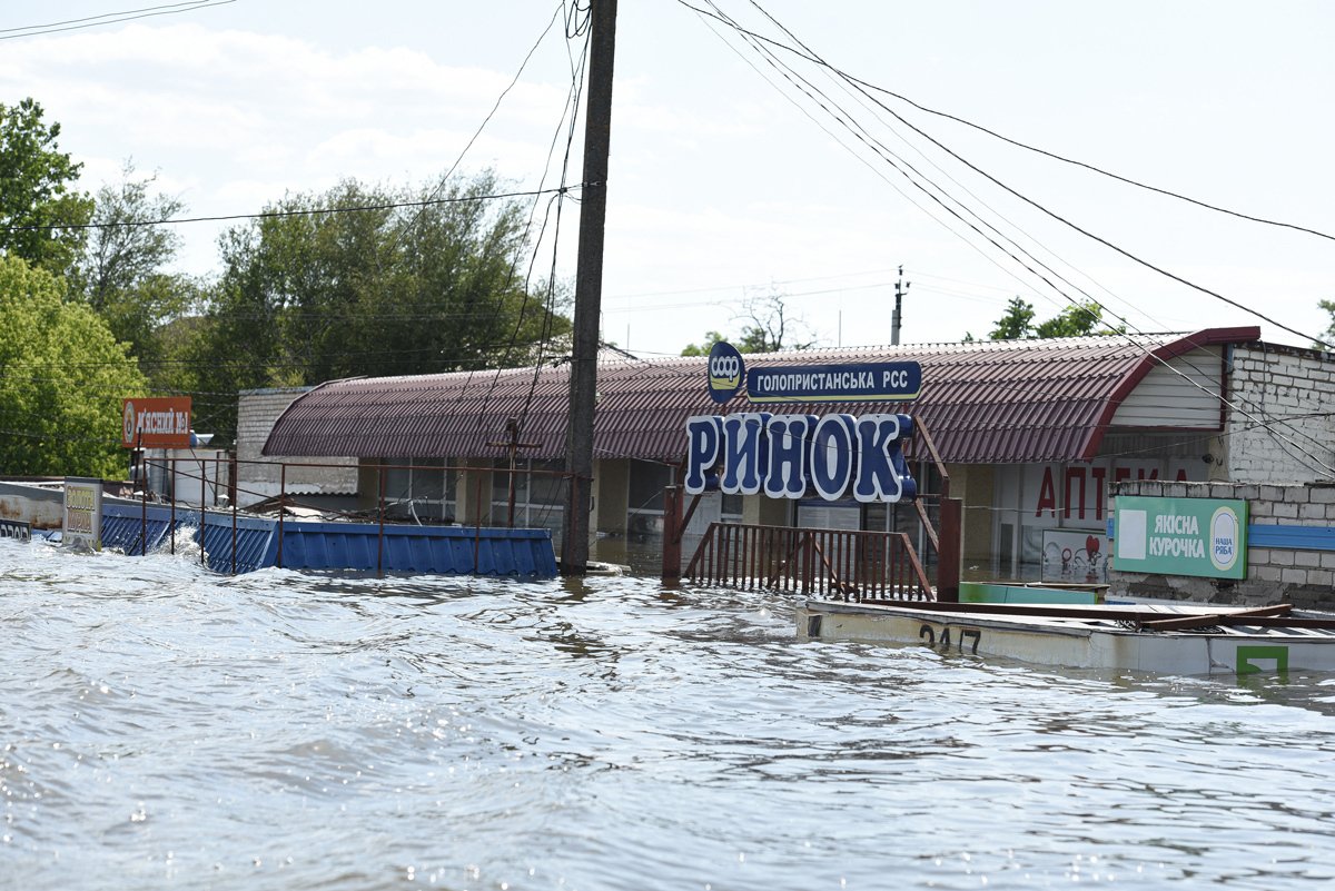 Затопленное здание рынка в Голой Пристани Херсонской области, 8 июня 2023 года. Фото: Anadolu Agency / Abaca Press / ddp images / Vida Press