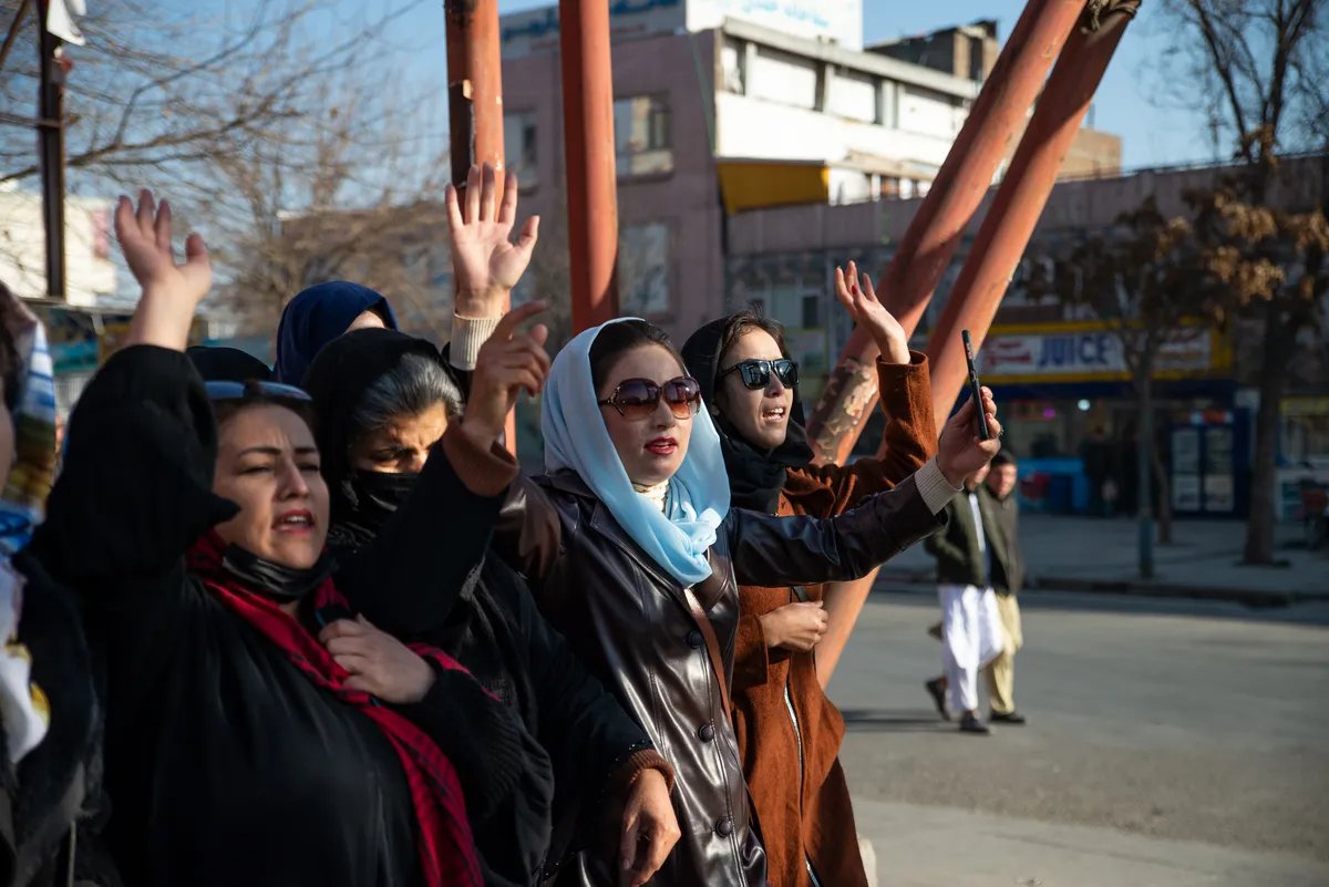 Афганские женщины протестуют против запрета «Талибана» на доступ женщин к университетскому образованию, 22 декабря 2022 года, Кабул, Афганистан. Фото: Stringer / Getty Images