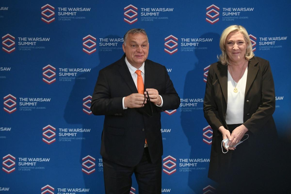 Виктор Орбан и Марин Ле Пен на съезде лидеров европейских консервативных партий в Варшаве, сентябрь 2021 года. Фото: EPA-EFE / MARCIN OBARA POLAND OUT