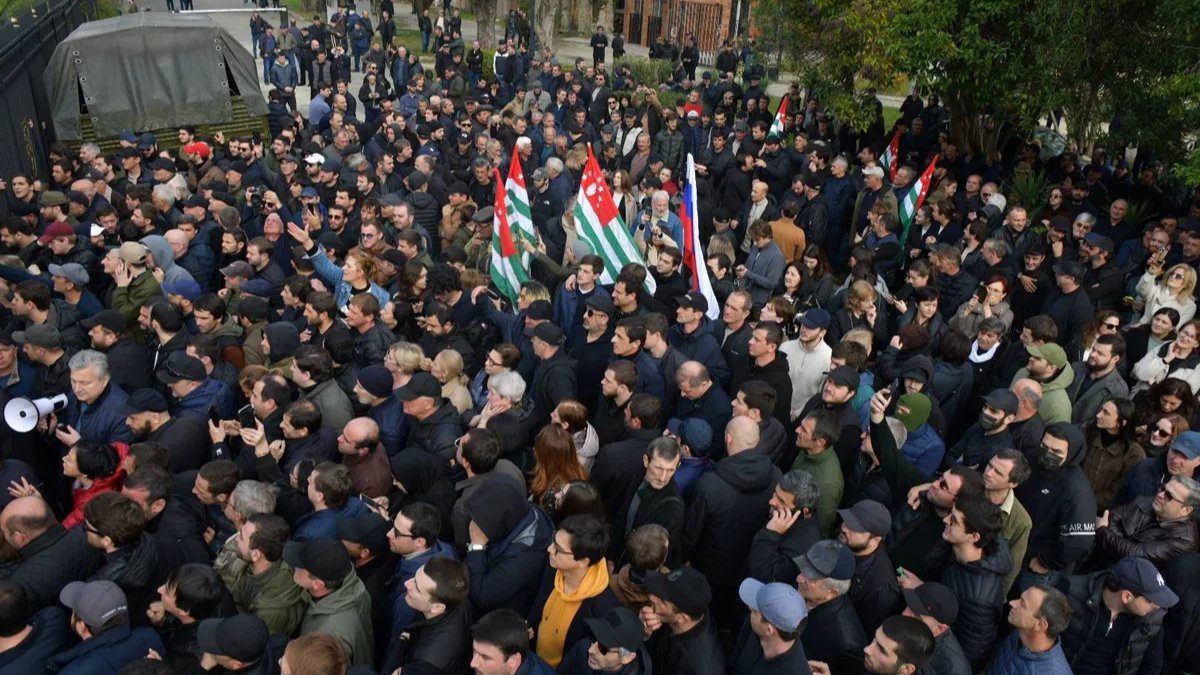 Protesters in front of the Abkhazian parliament building in Sukhumi, 15 November 2024. Photo: RIA Novosti / Sputnik / Imago Images / SNA / Scanpix / LETA