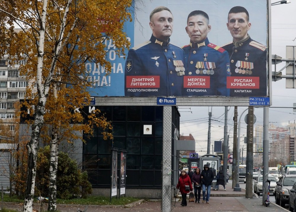 A billboard showing portraits of Russian officers reads ‘There are many peoples-One Homeland’ in St. Petersburg, Russia, 08 November 2023. Photo: EPA-EFE/ANATOLY MALTSEV