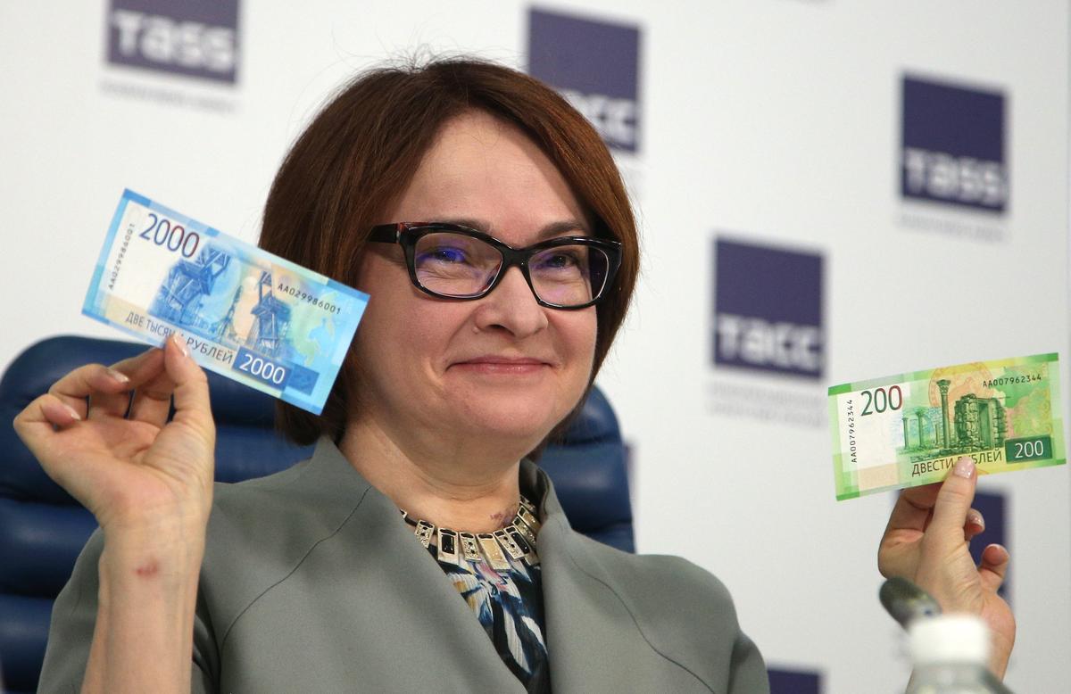 Russia’s Central Bank Governor Elvira Nabiullina shows off new 2,000 and 200 ruble banknotes in Moscow, 12 October 2017. Photo: EPA-EFE / MAXIM SHIPENKOV