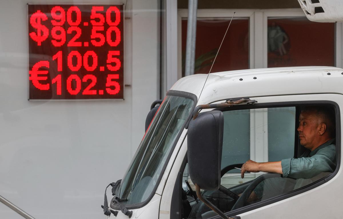 A man drives past a panel displaying exchange rates in Moscow, Russia, 9 August 2023. Photo: EPA-EFE/SERGEY ILNITSKY