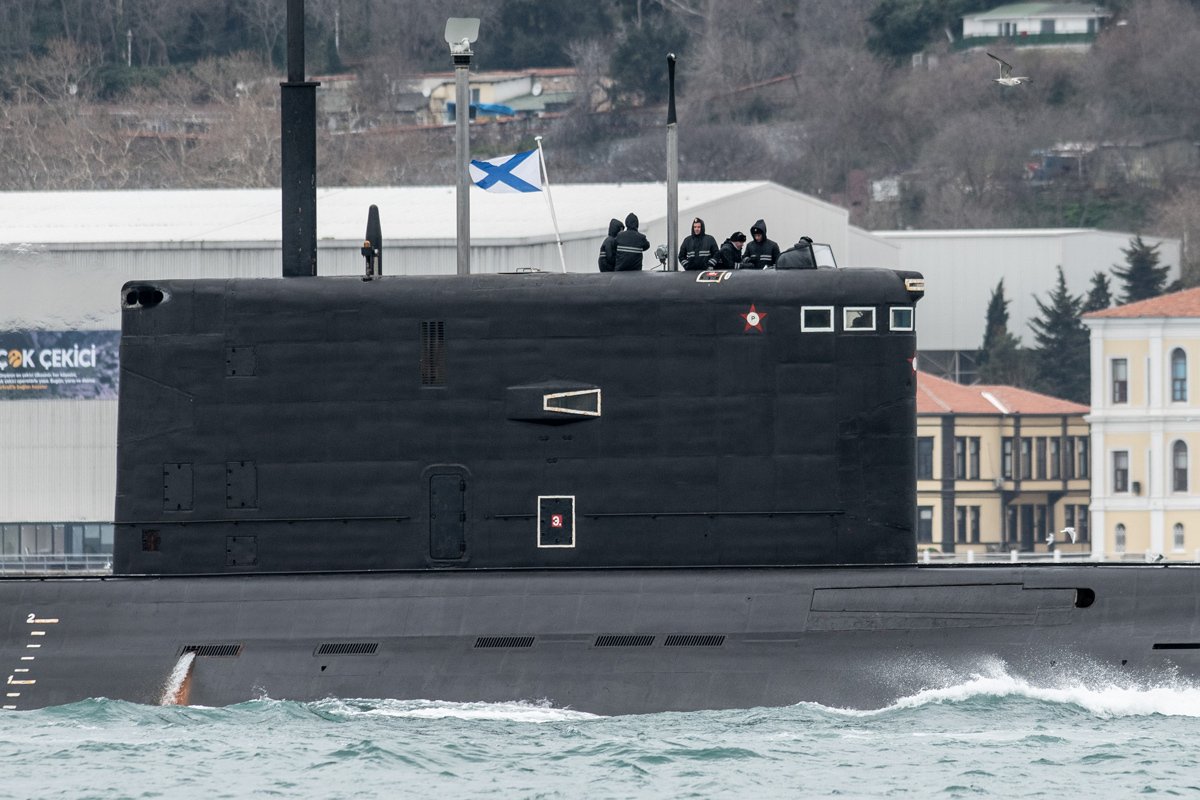 Российские моряки на мостике подводной лодки «Ростов-на-Дону» во время прохода через пролив Босфор по пути в Черное море, 13 февраля 2022 года в Стамбуле, Турция. Фото: Burak Kara / Getty Images