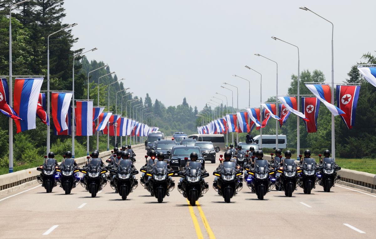 A heavily guarded motorcade carries Putin and Kim through Pyongyang on 19 June 2024. Photo: EPA-EFE / GAVRIIL GRIGOROV / SPUTNIK / KREMLIN POOL