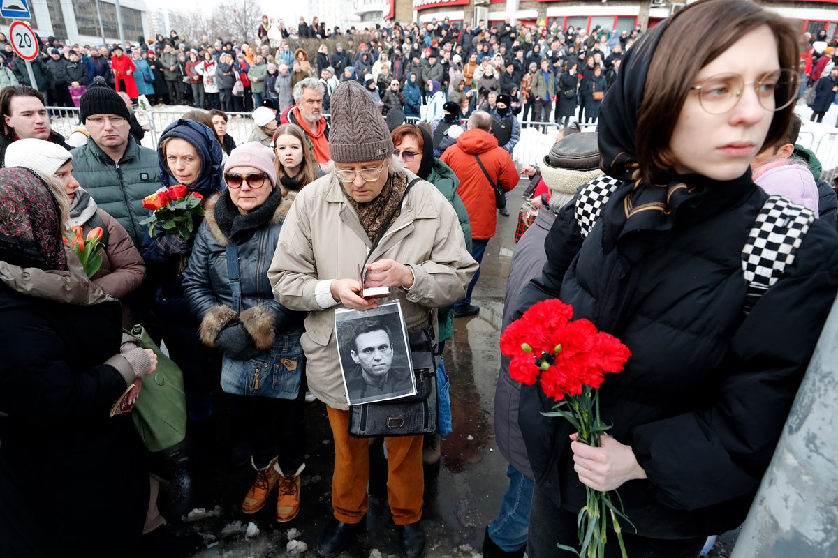 Очередь людей, желающих попрощаться с Алексеем Навальным перед его похоронами в Москве, 1 марта 2024 года. Фото: Максим Шипенков / EPA