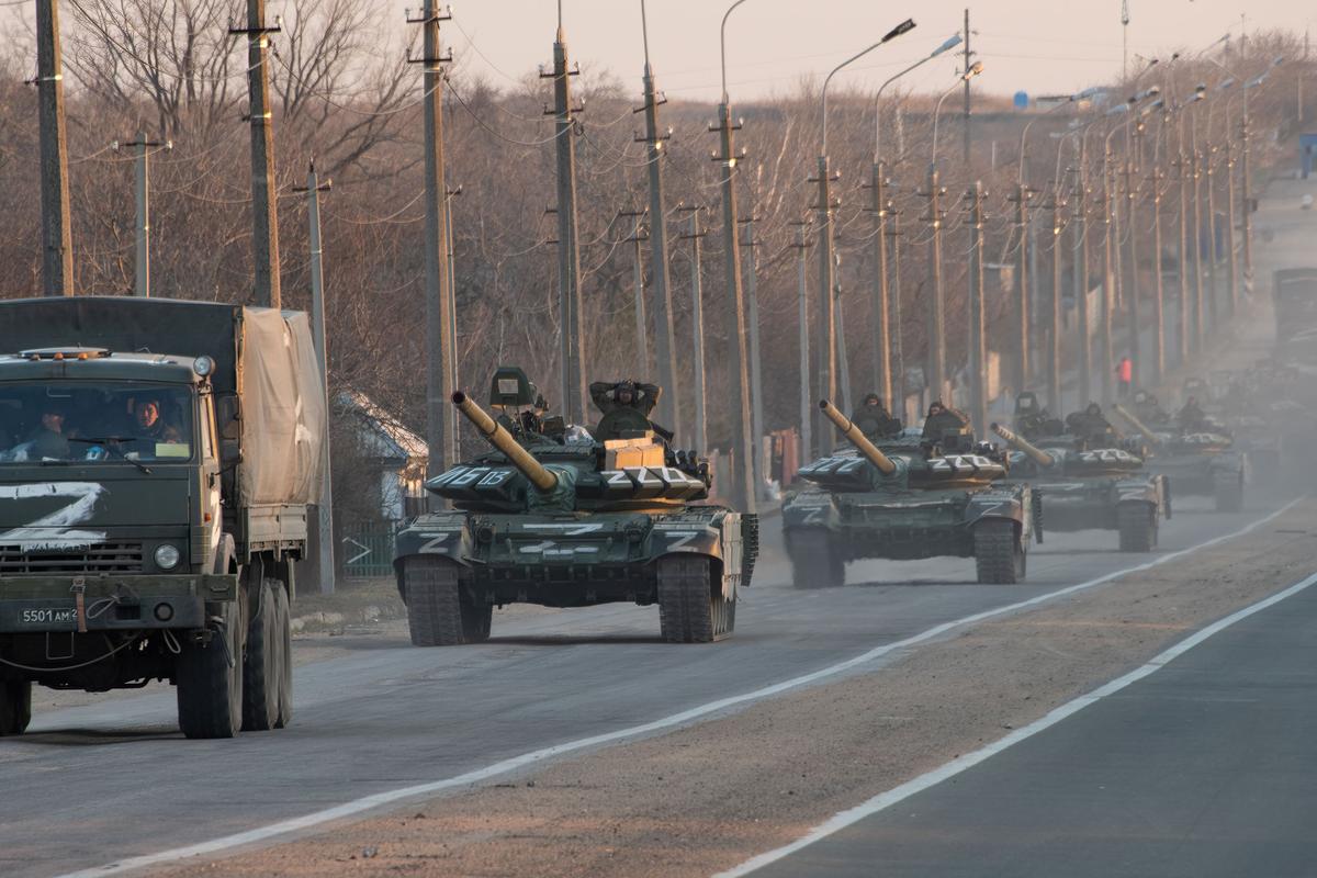 Колонна танков, отмеченных символом Z, продвигается на север вдоль шоссе Мариуполь-Донецк. Фото: Maximilian Clarke/Getty Images