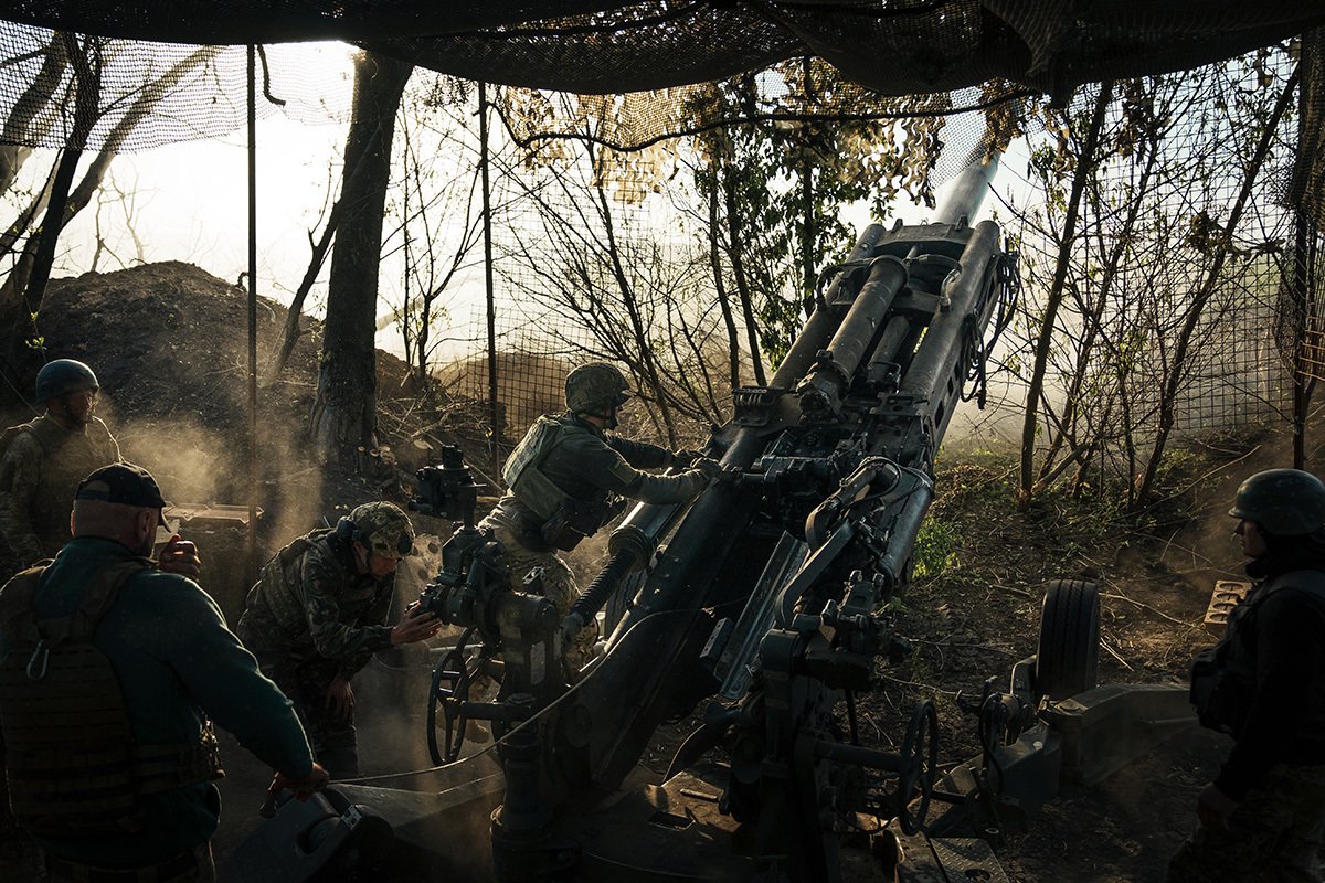 Украинские военные ведут огонь из гаубицы M777 на Бахмутском направлении 17 мая 2023 года. Фото: Сергей Михальчук / Global Images Ukraine / Getty Images