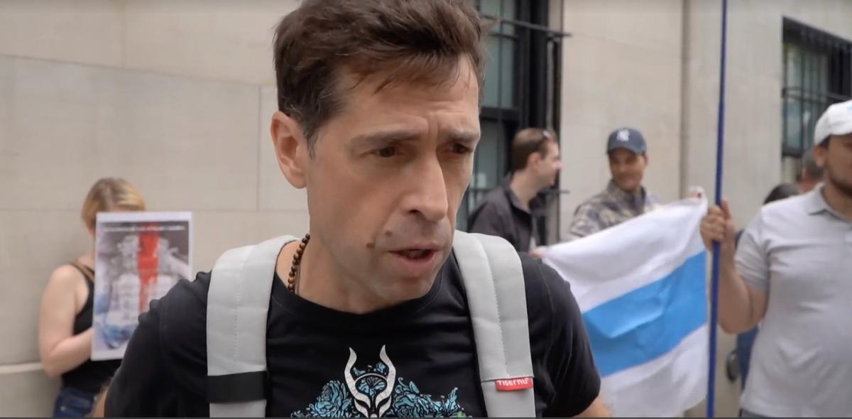 Максим Покровский на митинге против вторжения в Украину у здания российского Генконсульства в Нью-Йорке. Фото: скрин  видео