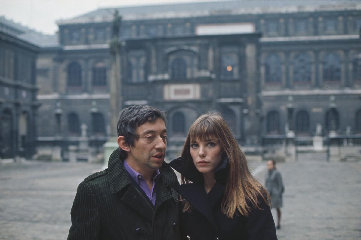 Серж Генсбур и Джейн Биркин во дворе Французского национального колледжа изящных искусств в Париже, 2 января 1969 года. Фото: Jacques Haillot/Apis/Sygma/Sygma via Getty Images
