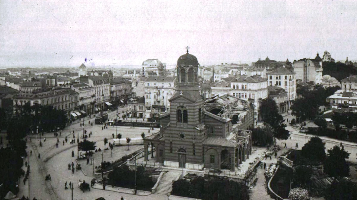 Вид на собор «Святая Неделя» в Софии после взрыва, 1926 год. Фото: Bulgarian Archives State Agency / <a target="_blank" data-stringify-link="https://commons.wikimedia.org/wiki/File:BASA-1577K-1-61-14-Sofia,_Bulgaria.JPG?uselang=ru" data-sk="tooltip_parent" href="https://commons.wikimedia.org/wiki/File:BASA-1577K-1-61-14-Sofia,_Bulgaria.JPG?uselang=ru" rel="noopener noreferrer">Wikimedia</a>