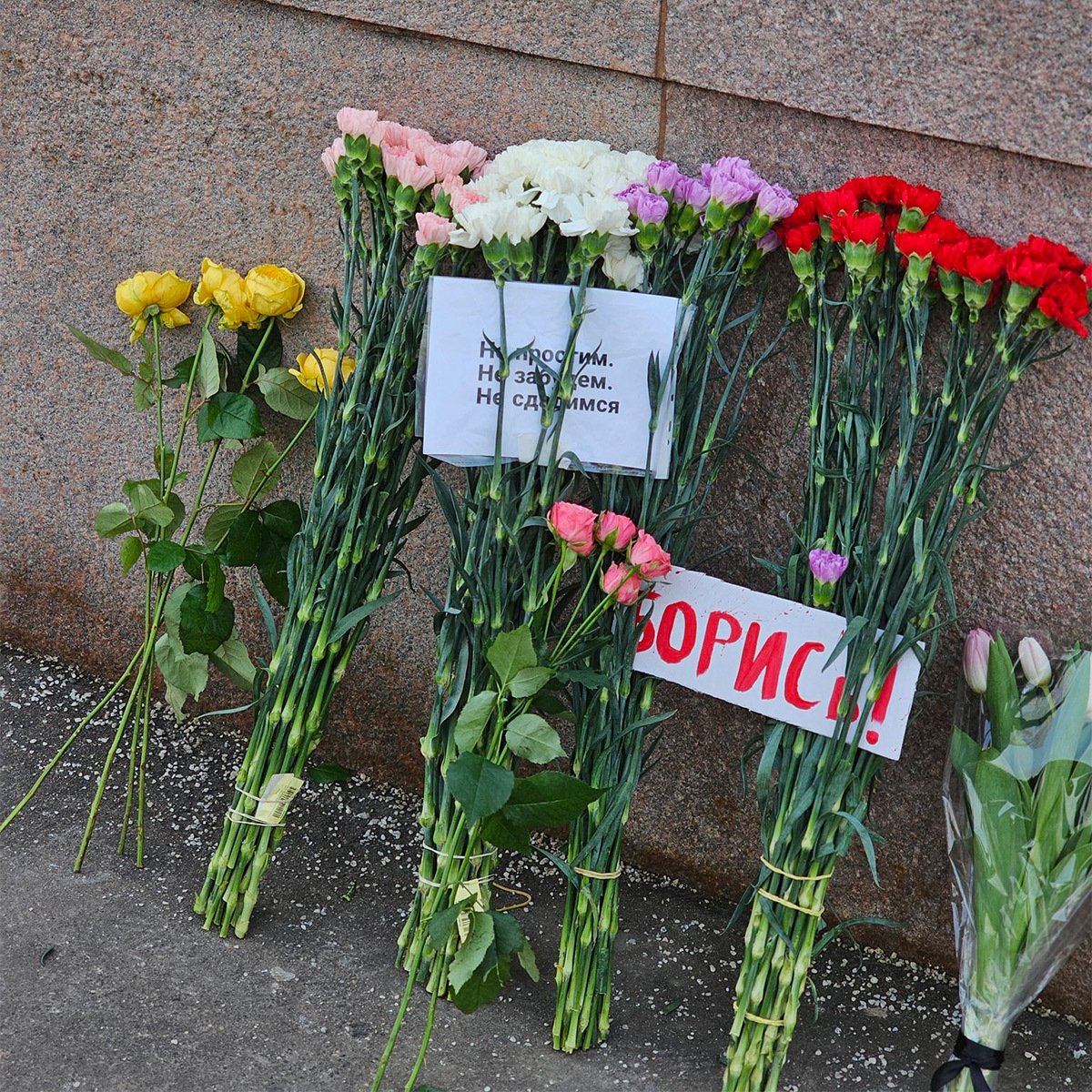 Цветы на Москворецком мосту. Фото: X