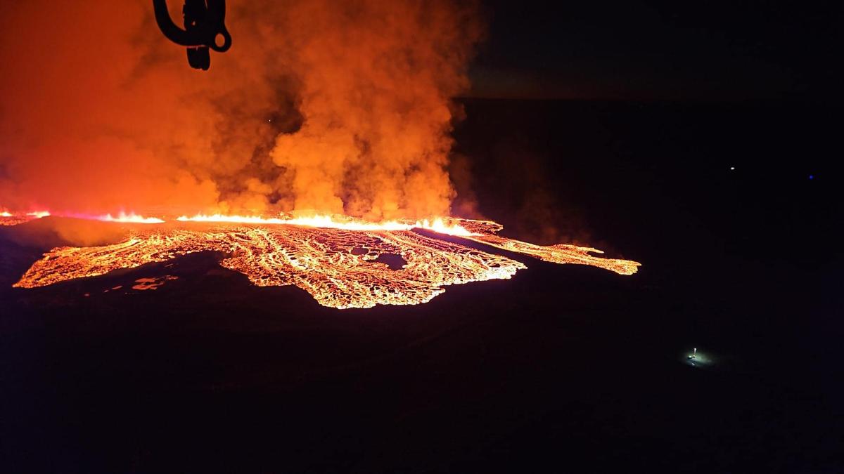 Извергающийся вулкан на полуострове Рейкьянес в Исландии, фото: департамент общественной безопасности национальной полиции Исландии