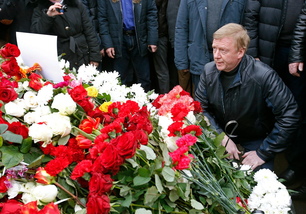 Анатолий Чубайс на месте убийства Бориса Немцова в центре Москвы, 28 февраля 2015 года. Фото: Сергей Карпухин / Reuters / Scanpix / LETA