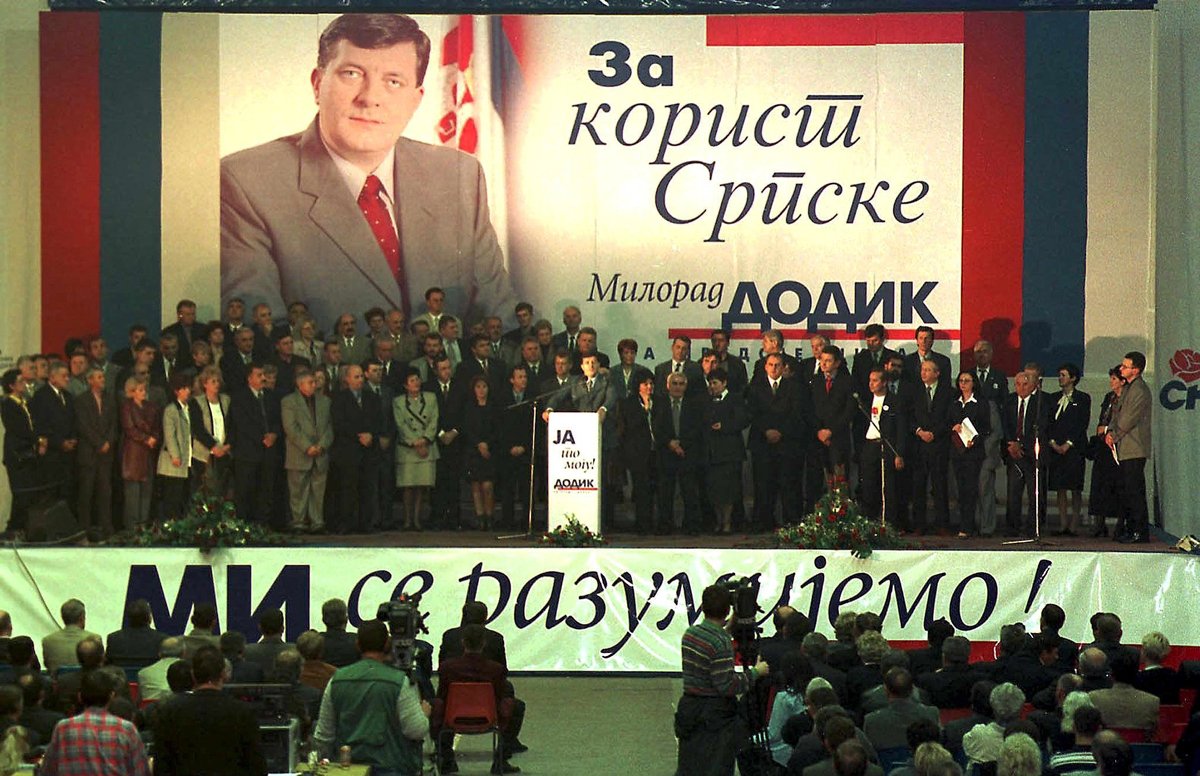 Kryeministri i Republikës Srpska dhe udhëheqësi i Partisë së Social Demokratëve të Pavarur (SNSD) Milorad Dodik (në qendër në mikrofon) dhe anëtarët e partisë gjatë kongresit të SNSD në Banja Luka, 7 tetor 2000. Foto: Drago Vejnovic / EPA-EFE
