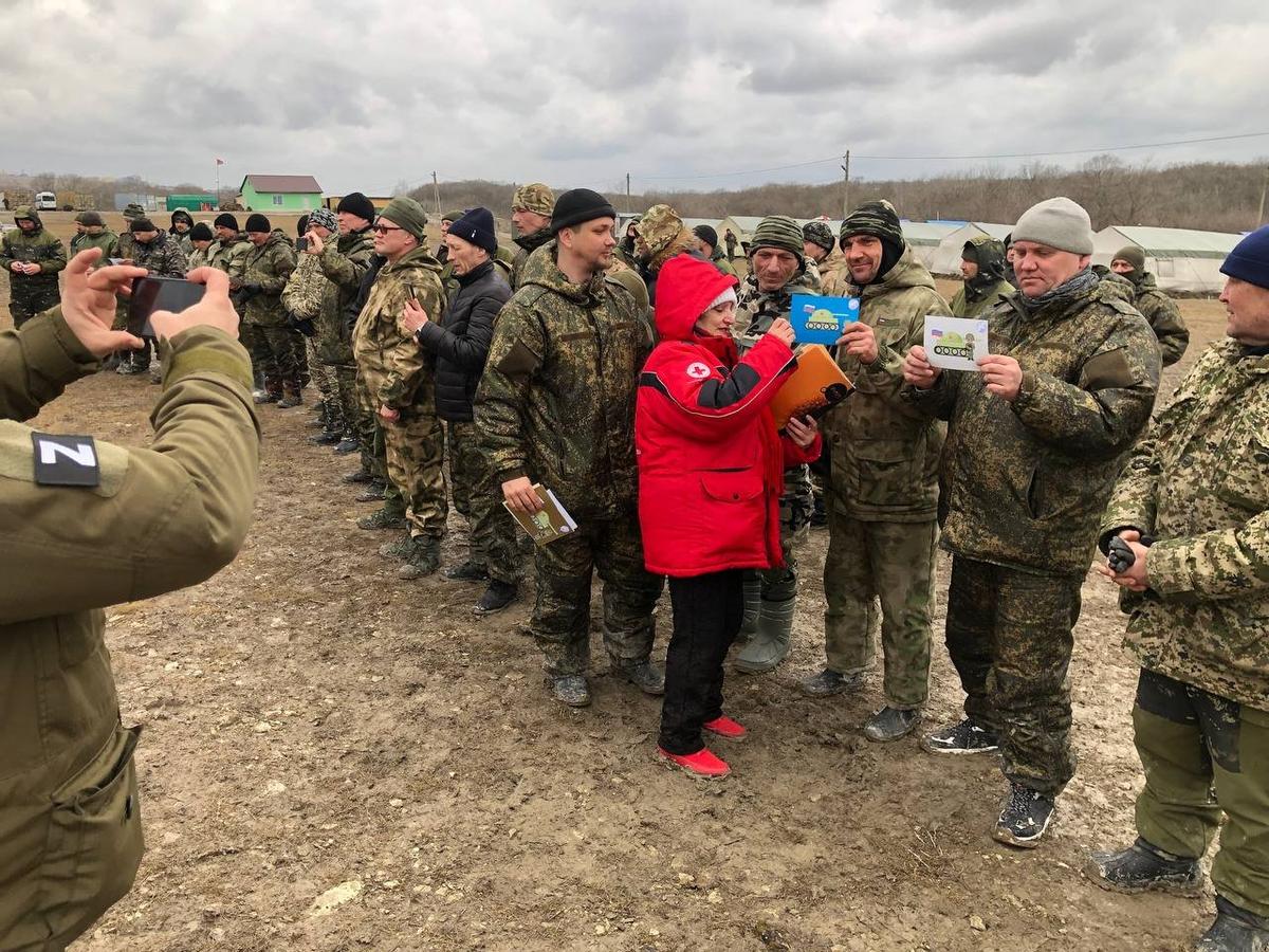 Anna Gromyko of the Russian Red Cross poses with Russian soldiers. Photo: Anna Gromyko / Telegram