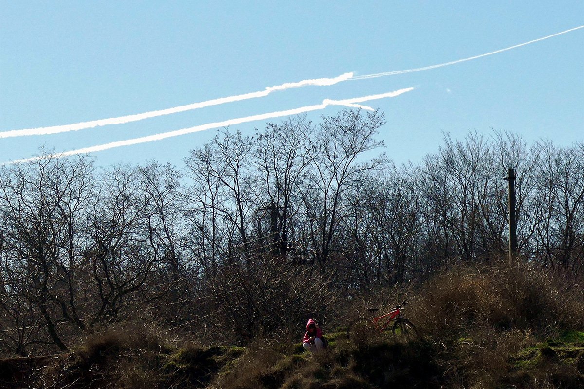 Конденсационные следы в небе, как украинская ПВО сбивает две российские ракеты, нацеленные на Одесскую область, Украина, 14 марта 2023 года. Фото: Игорь Ткаченко / EPA-EFE