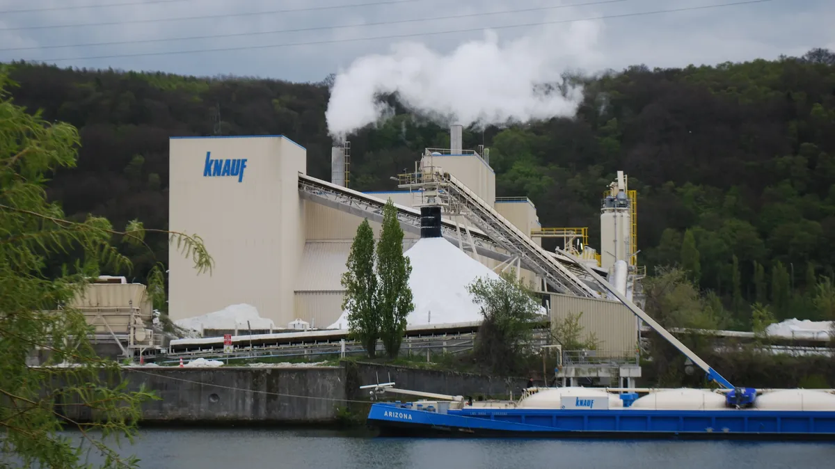 Компания Knauf объявила об уходе из России после сообщений о поставке стройматериалов в Мариуполь