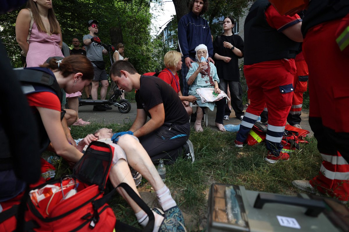 First responders treat local residents injured during the missile strike on Kyiv. Photo: Anatoly Stepanov / AFP / Scanpix / LETA