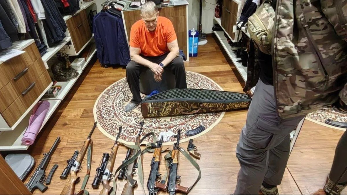 Бизнесменов Махониных из Челябинска признали «экстремистским объединением» из-за связей с «А.У.Е.». Одного из братьев задержали на выходе из суда