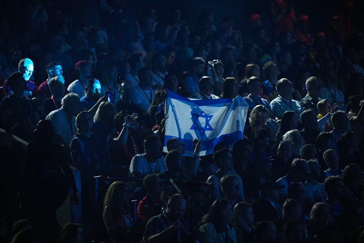Поклонники Эден Голан с израильским флагом, во время выступления певицы на втором полуфинале 68-го конкурса песни «Евровидение« на арене »Мальме” в Мальме, Швеция, 9 мая 2024 года. Фото: Jessica Gow / EPA-EFE