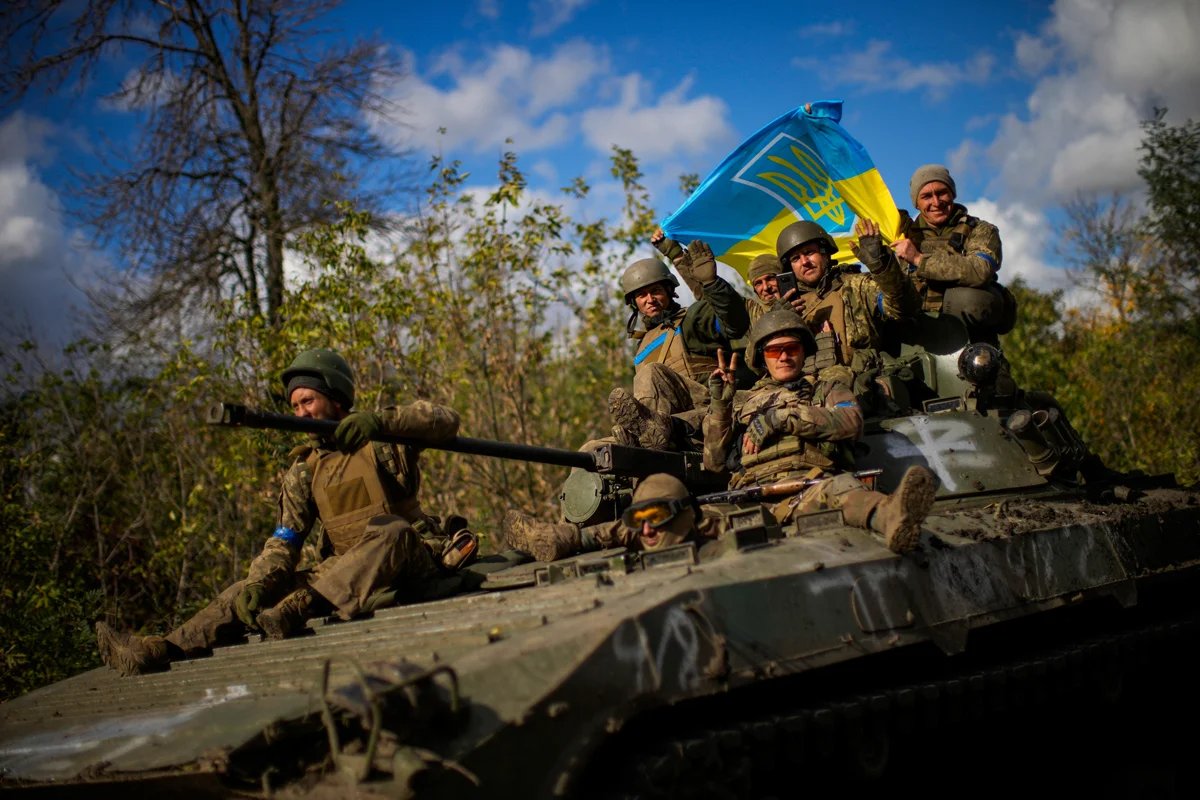 Ukrainian servicemen on the road between Izyum and Lyman, 4 October 2022. Photo: Francisco Seco / AP Photo / Scanpix / LETA