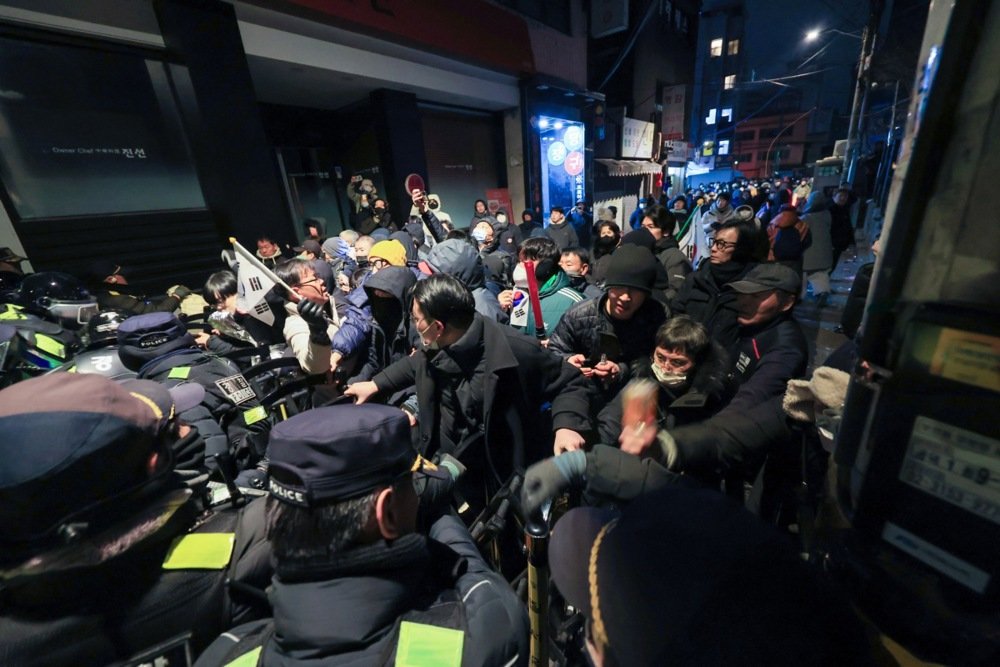 Сторонники Юн Сок Ёля устроили беспорядки после ареста президента, фото: Yonhap / EPA-EFE