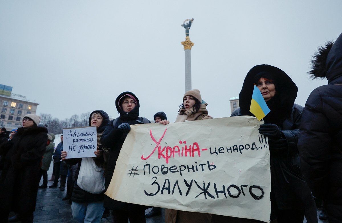 Украинцы протестуют против увольнения Валерия Залужного в Киеве, 9 февраля 2024 года. Фото: Sergey Dolzhenko / EPA