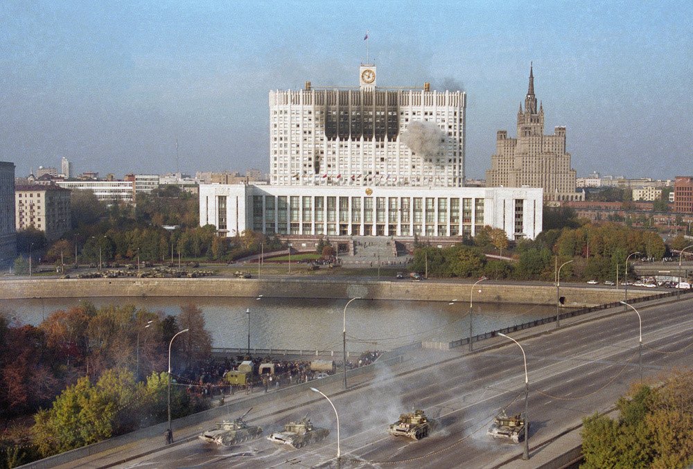 Танки Таманской дивизии стреляют по Дому Советов России 4 октября 1993 года. Фото: Wikimedia