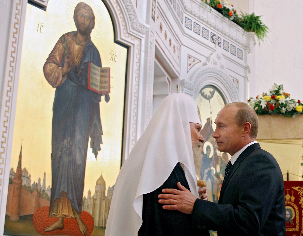 Патриарх Алексий II благословляет Владимира Путина перед входом в кафедральный собор Христа Спасителя в Калининграде, 10 сентября 2006 года. Фото: AP Photo / EPA