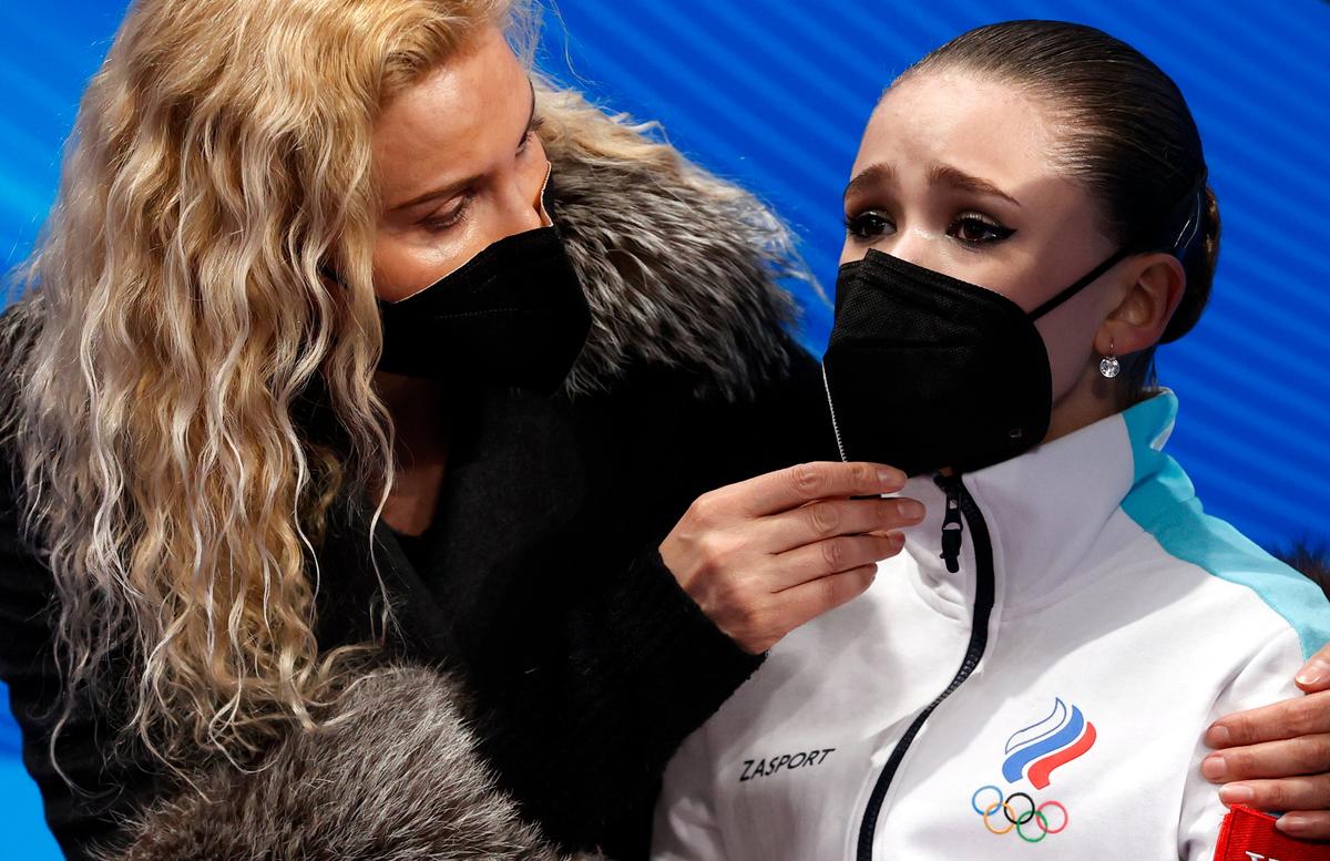 Камила Валиева с тренером Этери Тутберидзе на Олимпийских играх в Пекине. Фото: EPA-EFE / HOW HWEE YOUNG