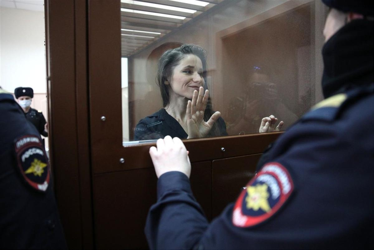 Журналистка SotaVision Антонина Фаворская на заседании суда по избранию меры пресечения. Фото: «Медизаона»