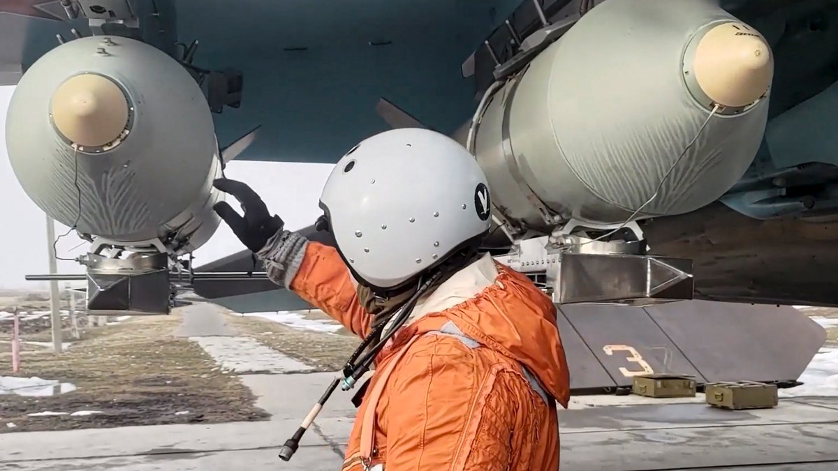 Летчик готовит к полету СУ-34, 4 апреля 2024 года. Фото: Министерство Обороны России / EPA-EFE
